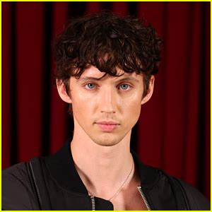 Troye Sivan Denies Hes a Bottom, Talks About His。